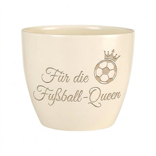Personalisierter Blumentopf mit Gravur — Geschenk für Fußballerin — Detailansicht der Lasergravur