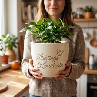 Personalisierter Blumentopf mit Gravur — Geschenk Konditorin Geburtstag — im Wohnambiente