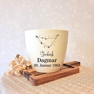 Beiger Blumentopf mit Steinbock-Sternbild und Gravur "Dagmar 20. Januar 1963". Personalisiertes Geschenk von Natur Macher.