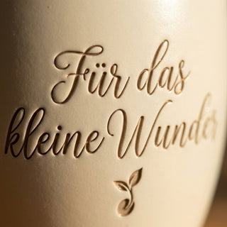 Personalisierter Blumentopf mit Gravur — Geschenk zur Geburt & Babyparty — Detailaufnahme