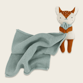 Kuscheltuch Reh, rehbraun/blau von Ava&Yves. Gestrickte, mintgrüne Decke & Reh-Stofftier. Bio-Baumwolle. Baby Schmusetuch.