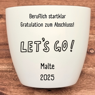 Weißer Blumentopf mit Aufschrift "Beruflich startklar, Gratulation zum Abschluss! LET'S GO! Malte 2025". Abschlussgeschenk...