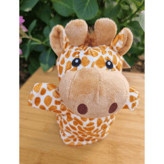 Plüschige Giraffen-Handpuppe von goki mit charakteristischen Flecken. Ideal für fantasievolles Spielen.