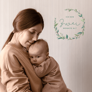 Mutter hält ihr zwei Monate altes Baby im Arm. Meilensteinkarten Babys erstes Jahr von Naturmacher.