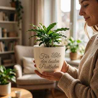 Persönlicher Blumentopf mit Gravur für den besten Postboten als Geschenk — im Wohnambiente