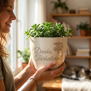 Personalisierter Blumentopf mit Gravur — Geschenk Tierheilpraktikerin Danke — im Wohnambiente