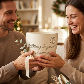 Personalisierter Blumentopf mit Gravur — Geschenk Wirtschaftsprüferin — als persoenliche Geschenk-Uebergabe