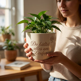 Personalisierter Blumentopf mit Gravur — Geschenk Mechatroniker Abschied — im Wohnambiente