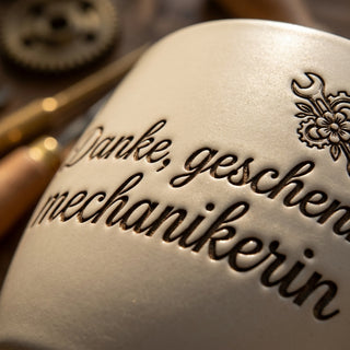 Personalisierter Blumentopf mit Gravur — Geschenk Mechanikerin — Detailaufnahme
