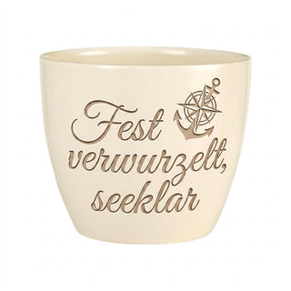 Personalisierter Blumentopf mit Gravur 'Fest verwurzelt, seeklar' — Geschenk Matrose — Detailansicht der Lasergravur