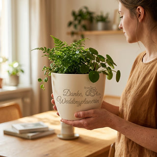 Personalisierter Blumentopf mit Gravur — Danke Geschenk Weddingplanerin — im Wohnambiente