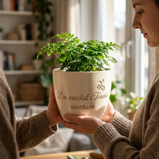 Personalisierter Blumentopf mit Gravur — Geschenk HR Managerin Abschied — im Wohnambiente