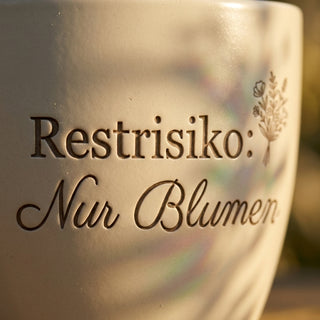 Personalisierter Blumentopf „Restrisiko: Nur Blumen“ — Geschenk Risikoanalyst — Detailaufnahme