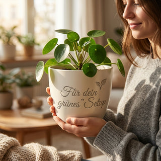 Personalisierter Blumentopf — Geschenk Instagrammerin mit grünem Feed — im Wohnambiente