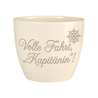 Blumentopf mit Gravur 'Volle Fahrt, Kapitänin!' — Geschenk Kapitänin — Detailansicht der Lasergravur
