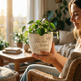 Persönlicher Blumentopf mit Gravur für den besten Cousin – Geschenk für Cousin — im Wohnambiente