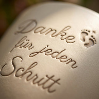 Personalisierter Blumentopf mit Gravur "Danke für jeden Schritt" — Geschenk für Orthopädietechniker — Detailaufnahme