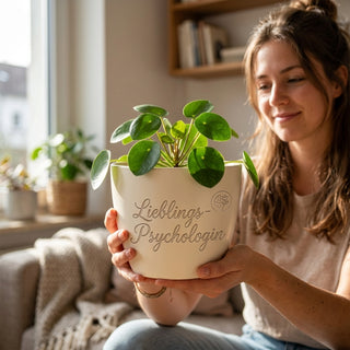 Personalisierter Blumentopf mit Gravur — Geschenk Kinderpsychologin — im Wohnambiente