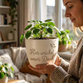 Personalisierter Blumentopf „Hier wächst unser Dank“ — Geschenk für Vertriebler — im Wohnambiente