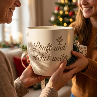 Personalisierter Blumentopf mit Gravur "Läuft und wächst weiter" — Geschenk IT-Techni... — als persoenliche Geschenk-Uebergabe