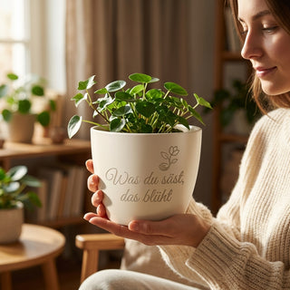Blumentopf mit Gravur „Was du säst, das blüht“ — Geschenk Landwirtin — im Wohnambiente