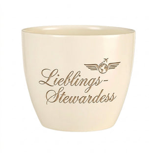 Personalisierter Blumentopf mit Gravur — Geschenk für Flugbegleiterin Abschied — Detailansicht der Lasergravur