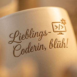 Personalisierter Blumentopf "Lieblings-Coderin" — Geschenk Programmiererin — Detailaufnahme