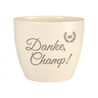 Personalisierter Blumentopf 'Danke, Champ!' — Geschenk für Sportlerin — Detailansicht der Lasergravur