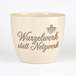Personalisierter Blumentopf mit Gravur — Geschenk Netzwerkadministrator — Detailansicht der Lasergravur