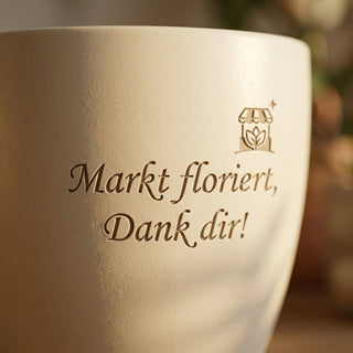 Personalisierter Blumentopf mit Gravur — Geschenk Marktleiter Wertschätzung — Detailaufnahme
