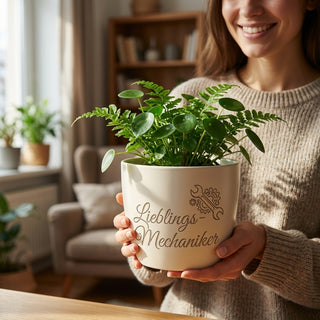 Personalisierter Blumentopf mit Gravur — Geschenk für Industriemechaniker — im Wohnambiente