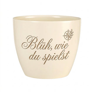 Personalisierter Blumentopf mit Gravur — Geschenk Tennisspielerin Geburtstag — Detailansicht der Lasergravur