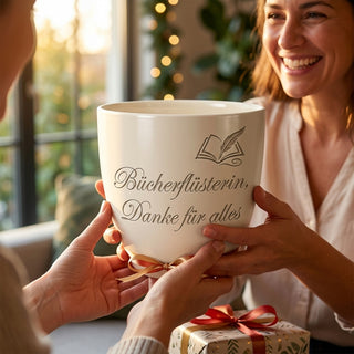 Personalisierter Blumentopf mit Gravur — Geschenk Buchhändlerin Abschied Dankeschön — als persoenliche Geschenk-Uebergabe