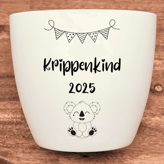Weißer Blumentopf mit "Krippenkind 2025" und Koala-Motiv. Geschenk zur Krippe.