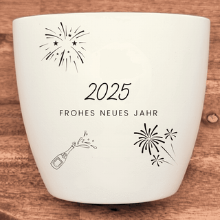 Weißer Blumentopf mit "2025 Frohes Neues Jahr" und Feuerwerk-Motiv. Neujahrsgeschenk von Natur Macher.