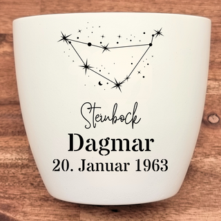 Weißer Blumentopf mit Steinbock-Sternbild, Name Dagmar und Datum 20. Januar 1963.