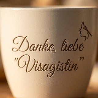 Personalisierter Blumentopf mit Gravur — Geschenk Make-up Artistin — Detailaufnahme