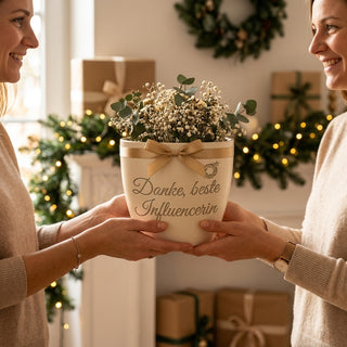 Personalisierter Blumentopf mit Gravur — Danke Geschenk Influencerin — als persoenliche Geschenk-Uebergabe
