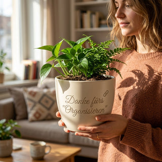 Personalisierter Blumentopf mit Gravur — Geschenk Kauffrau für Büromanagement — im Wohnambiente