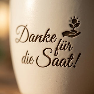 Personalisierter Blumentopf mit Gravur — Dankeschön Geschenk Dozentin — Detailaufnahme