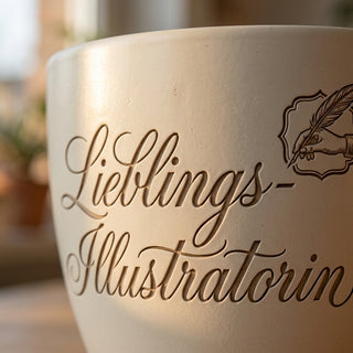 Personalisierter Blumentopf mit Gravur — Geschenk Illustratorin Geburtstag — Detailaufnahme