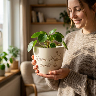 Personalisierter Blumentopf mit Gravur — Geschenk für Hirten & Pfarrer — im Wohnambiente