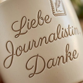 Personalisierter Blumentopf mit Gravur — Geschenk Journalistin Dank — Detailaufnahme