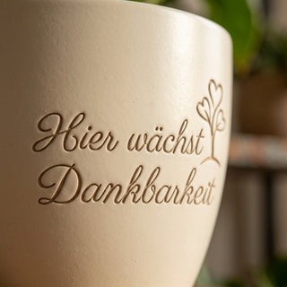 Personalisierter Blumentopf mit Gravur — Geschenk Onkologin Dankbarkeit — Detailaufnahme