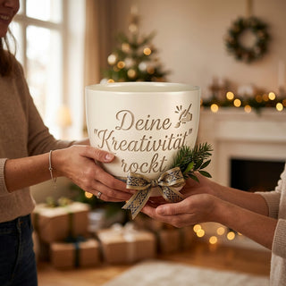 Persönlicher Blumentopf mit Gravur – Geschenk für Content Creator — als persoenliche Geschenk-Uebergabe