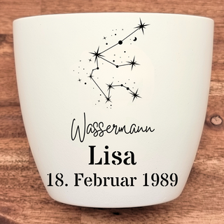 Weißer Blumentopf mit Wassermann-Sternbild und Gravur "Wassermann Lisa 18. Februar 1989".