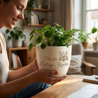 Personalisierter Blumentopf mit Gravur — Geschenk Jägerin Geburtstag — im Wohnambiente