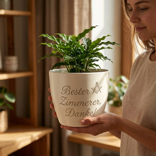Personalisierter Blumentopf mit Gravur — Zimmerer Geschenk zum Dank & Abschied — im Wohnambiente