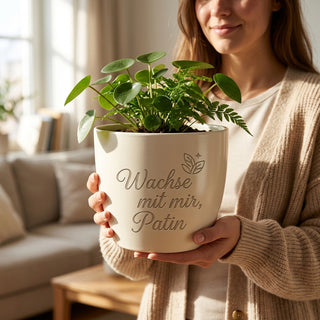 Personalisierter Blumentopf mit Gravur — Geschenk Taufpatin zur Taufe — im Wohnambiente