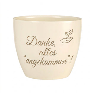 Personalisierter Blumentopf mit Gravur — Geschenk Speditionskaufmann Abschied — Detailansicht der Lasergravur